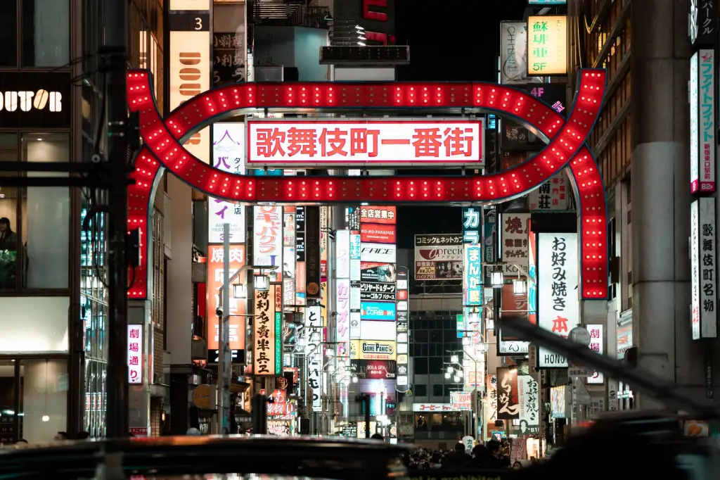上海萌向多媒体讲台与电子白板在智慧教室中的协同应用分析