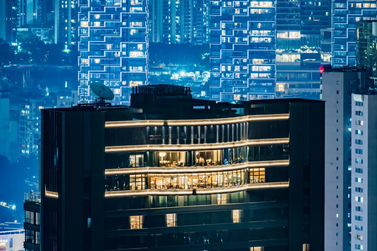 智慧教室建设方案中多媒体讲台与电子白板的协同应用分析封面图
