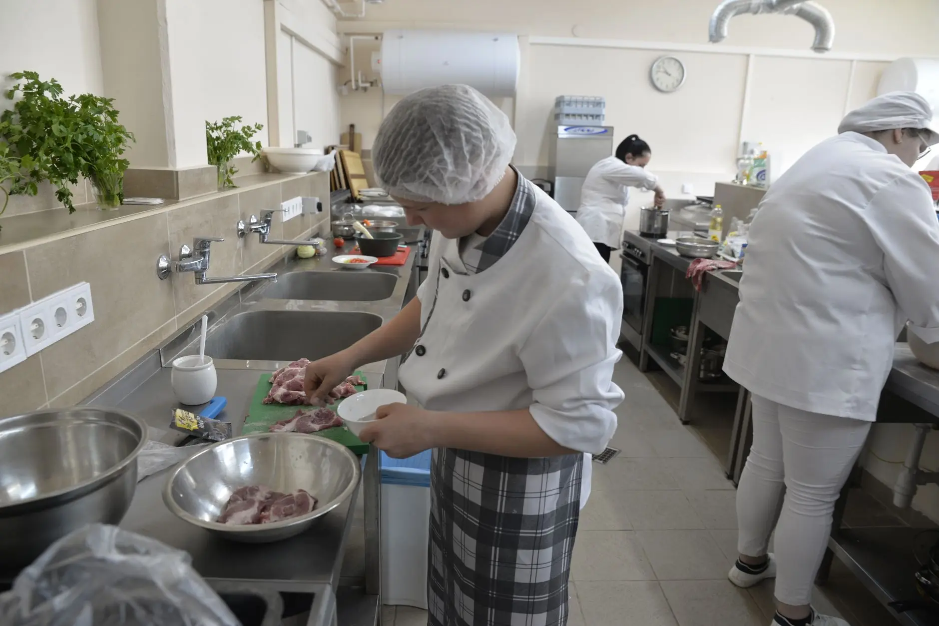 上海萌向多媒体讲台与电子白板联动教学方案设计要点