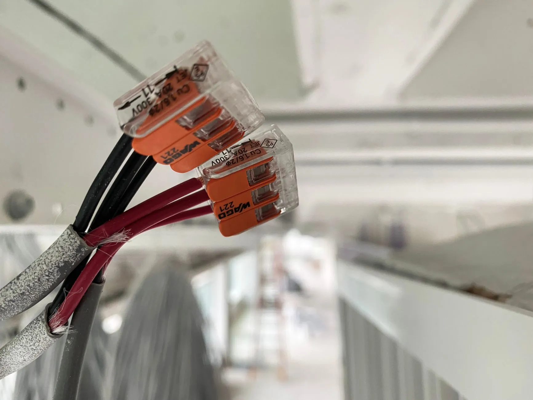 智慧教室录播系统搭建方案:录播主机与吊麦的协同应用