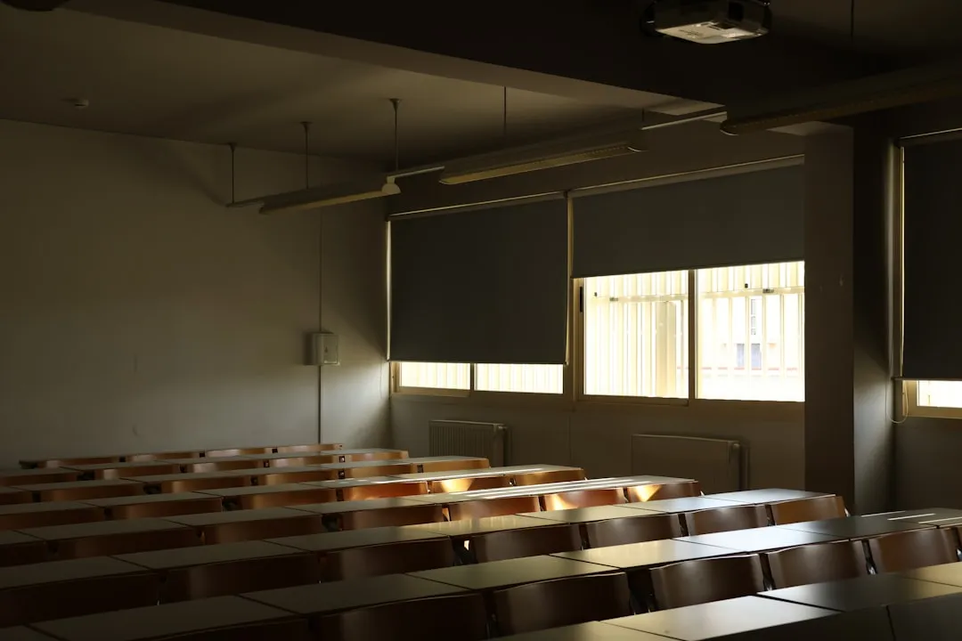 多媒体讲台与电子白板如何协同构建高效智慧教室硬件方案正文配图 2