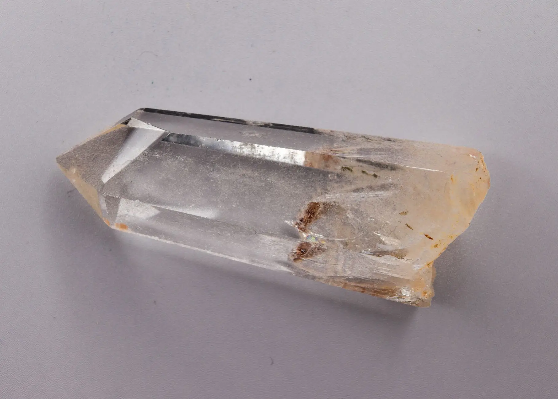 多媒体讲台与电子白板如何协同？智慧教室核心设备选型与集成要点解析